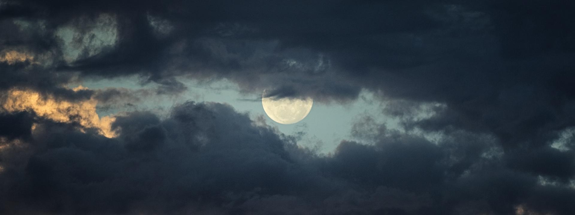 Mond versteckt in den Wolken