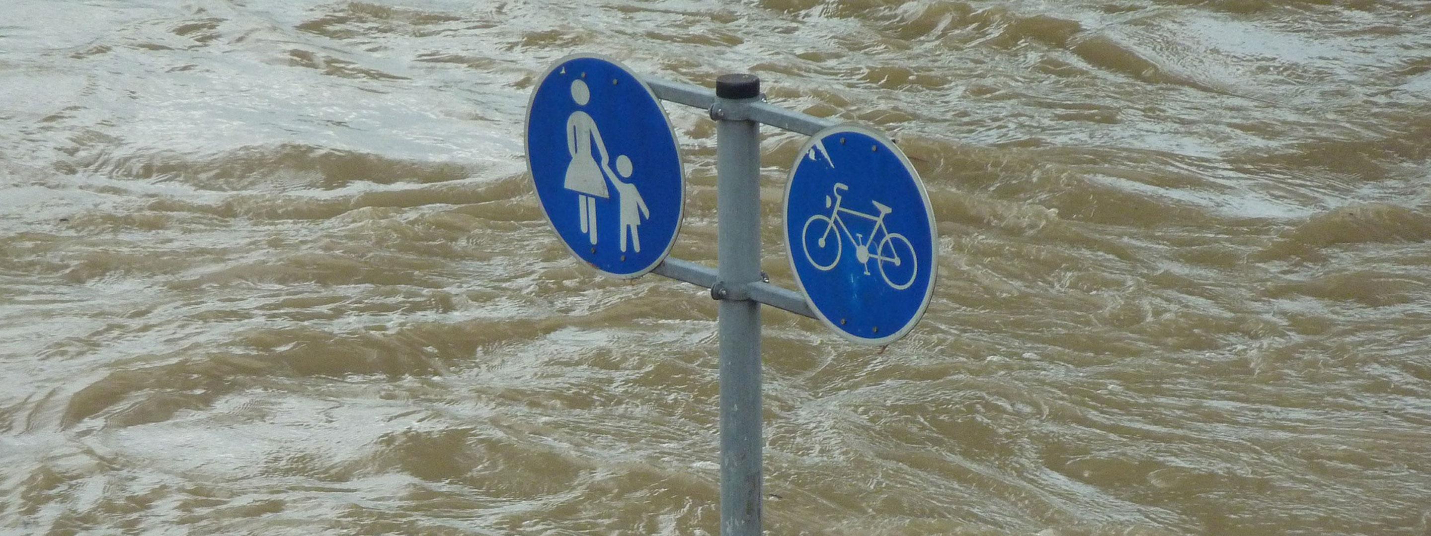 Überfluteter Fahrrad- und Fussgängerweg bei Hochwasser