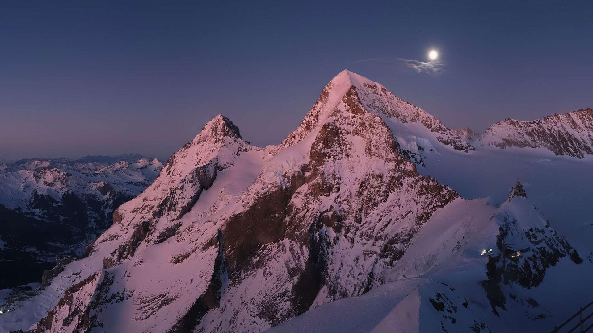 Nachtaufnahme mit Vollmond am Jungfraujoch