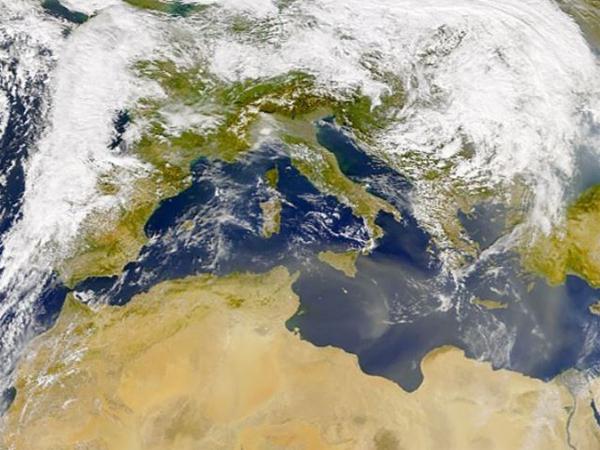 Satellitenbildes des Saharastaubes im Jahr 2000