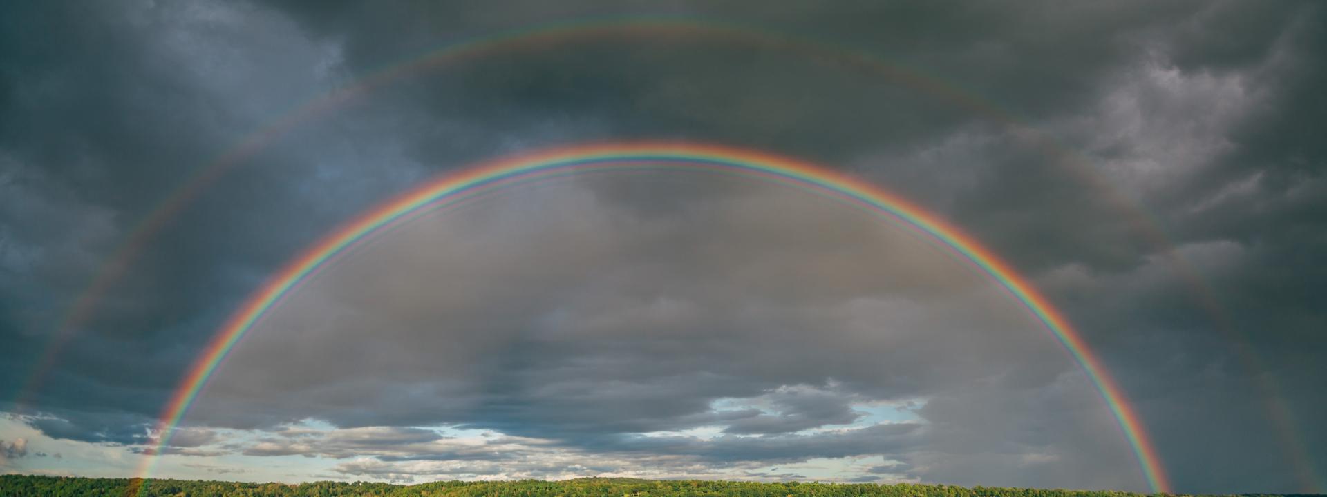 Doppel Regenbogen am Himmel