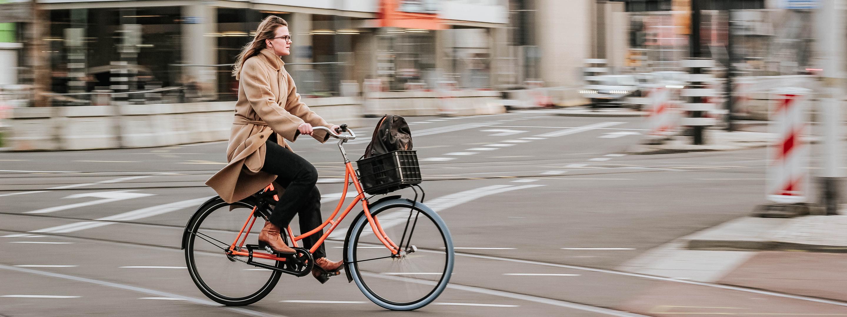 Frau auf dem Arbeitsweg mit dem Fahrrad